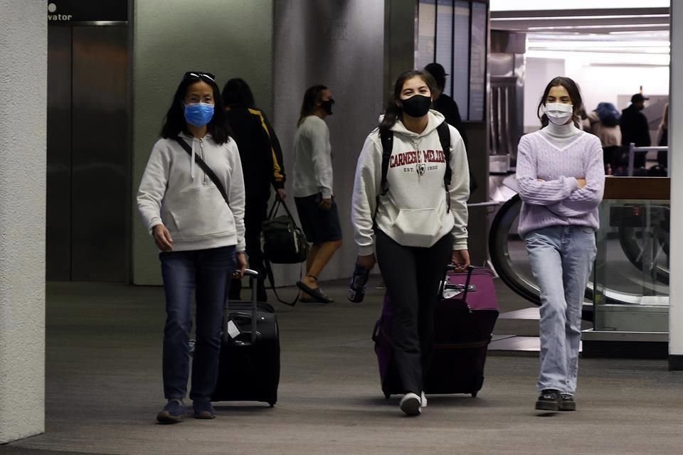 Pasajeros arriban al aeropuerto Internacional de San Francisco, el miércoles 25 de noviembre.