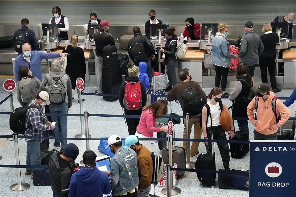 Viajeros se aglutinan en un aeropuerto de Mineápolis el miércoles.