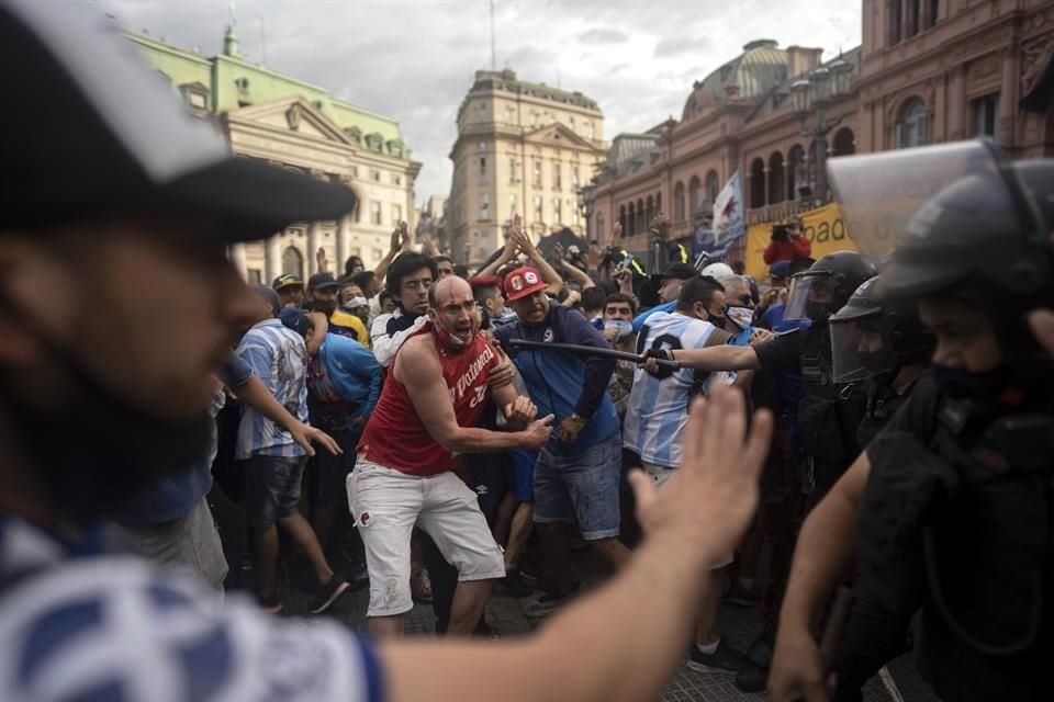 Los aficionados quisieron entrar a la fuerza.