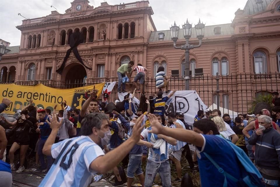 Se descontroló el velorio de Maradona.