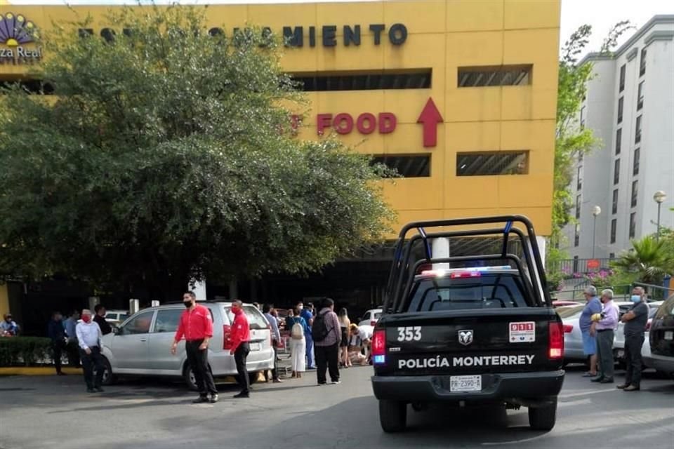 Un hombre es ejecutado en el estacionamiento de Plaza Real, en Av. Gonzalitos, por dos pistoleros que viajaban en una motocicleta.
