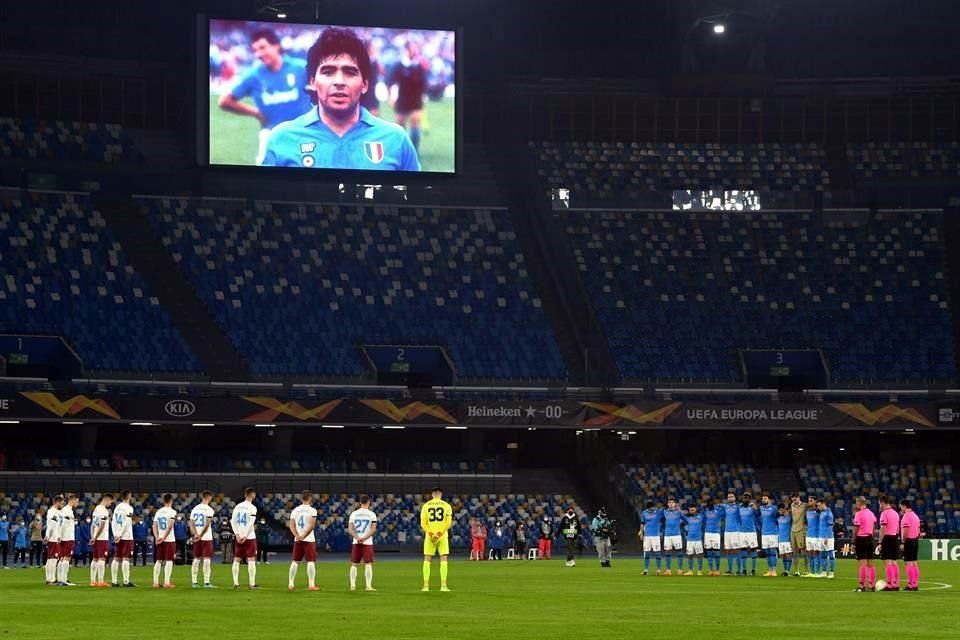 Antes del partido hubo un minuto de silencio por Maradona.