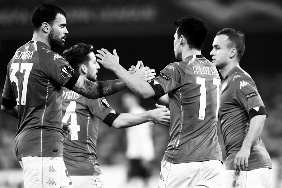 Como modo de homenaje a Maradona, las imágenes que compartió en Napoli en redes fueron en blanco y negro.