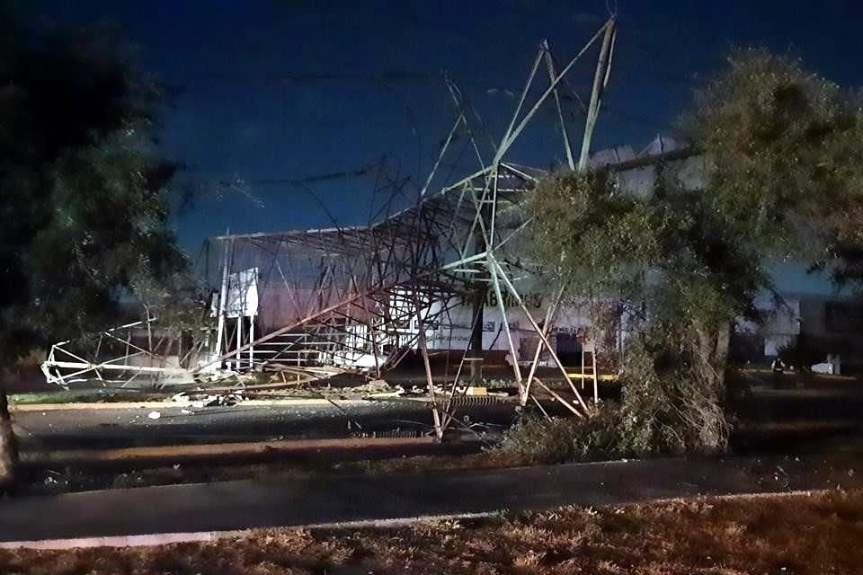 Al menos tres colonias municipios se quedaron sin energía eléctrica en Escobedo y San Nicolás luego de que un conductor derribó una torre de alta tensión en la Avenida Sendero.