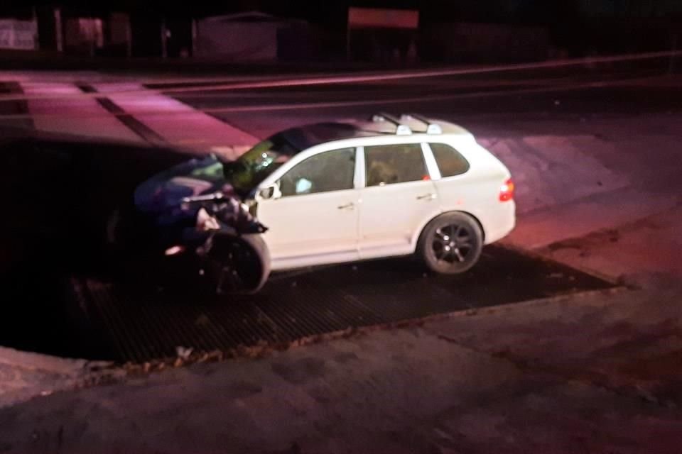 El impacto del vehículo con la estructura generó un par de explosiones que alertaron a los vecinos.
