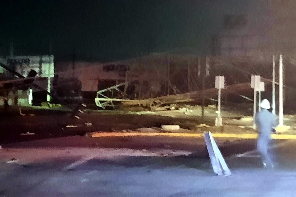 El vehículo que tumbó la torre cayó en el canalón central, relataron testigos.