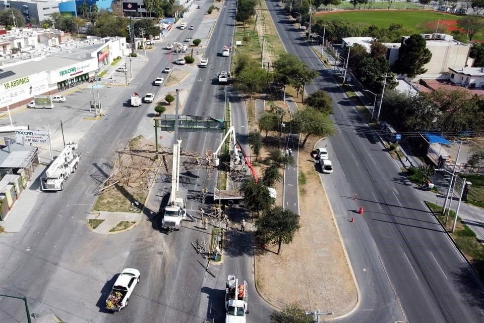 El accidente causó que además dos torres de alta tensión resultaran dañadas, así como unos 10 postes ubicados de la Carretera a Laredo a la Avenida República Mexicana.