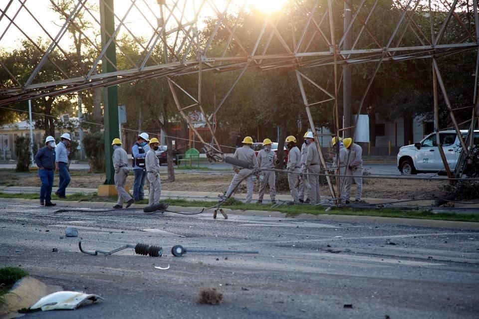 Unos 30 trabajadores de la CFE realizaban trabajos desde minutos después del accidente y hasta esta mañana.