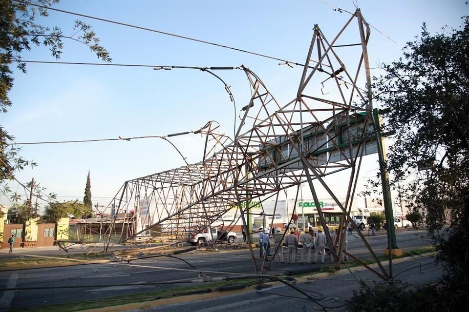 La camioneta derribó la estructura por completo.