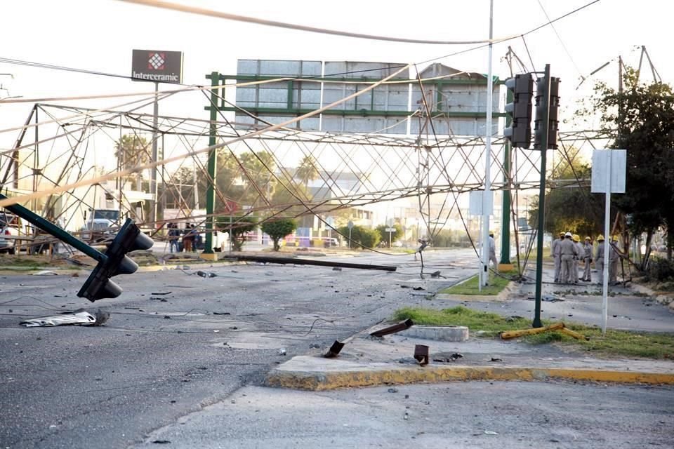 Junto con el derribamiento de la torre, también cayeron decenas de metros de cables energizados.