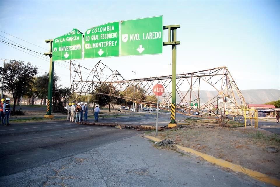 La CFE informó que la camioneta dañó dos líneas de alta a tensión y dejó sin energía a dos subestaciones.