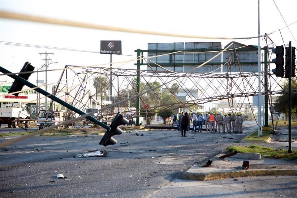 La zona del percance fue cerrada, lo que provocó largas filas de vehículos en las intersecciones de Sendero con Universidad y con República Mexicana.