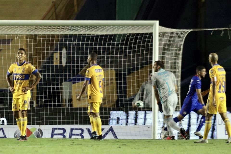 EL Cruz Azul aprovechó las desatenciones defensivas de Tigres para marcar sus goles.