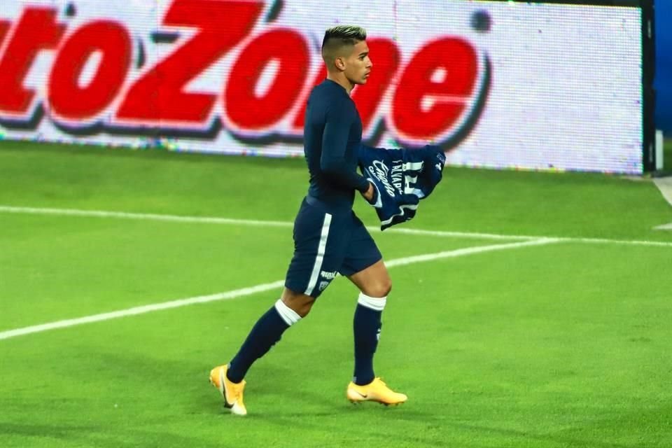 Tras su gol, Favio Álvarez mostró su número y recordó a su compatriota Diego Maradona, quien murió este miércoles en Buenos Aires.