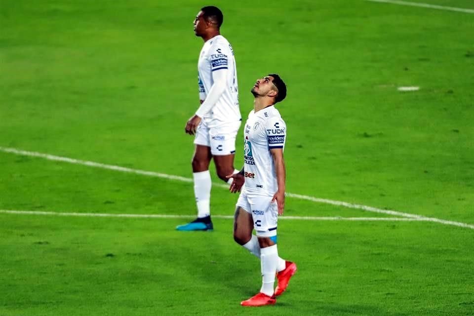 Víctor Guzmán no dio un buen partido, pues erró un tiro penal y salió al minuto 64.
