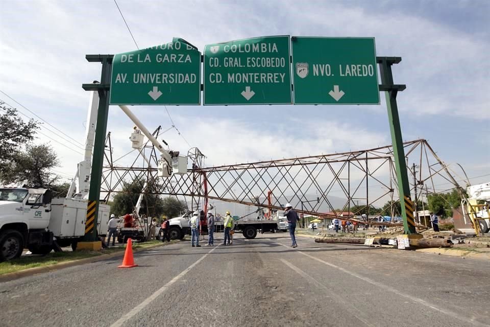 El automovilista impactó uno de los soportes de la torre en Sendero, a la altura de la calle Platino.