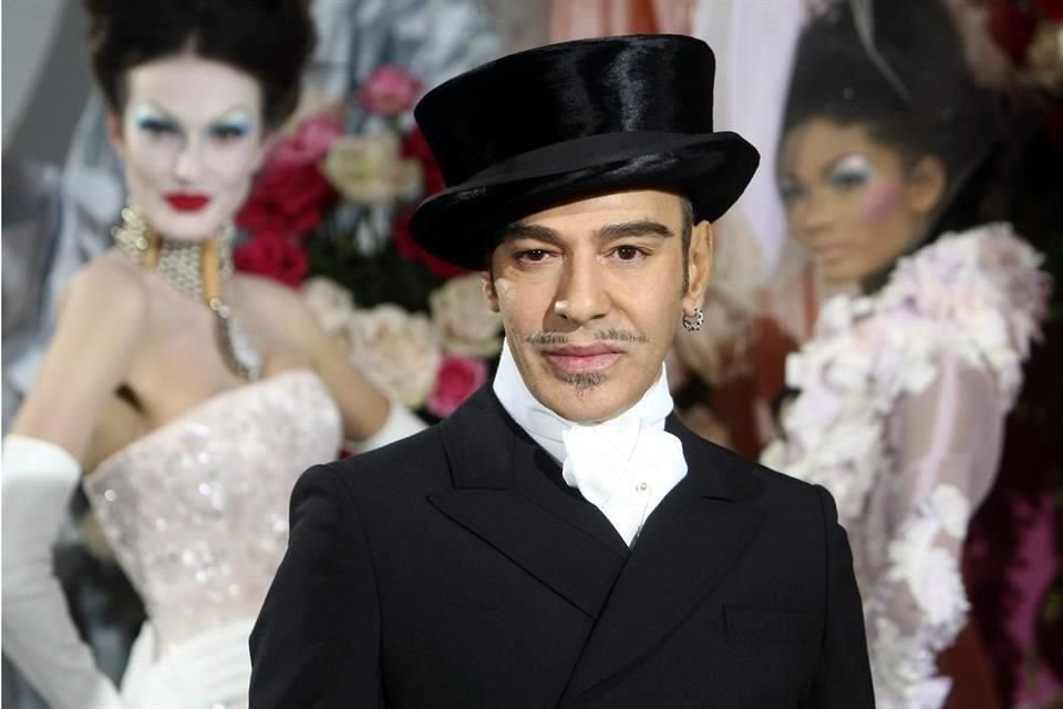 El diseñador John Galliano llega a los 60 años, el 28 de noviembre, lejos de la polémica y al frente de una discreta firma.