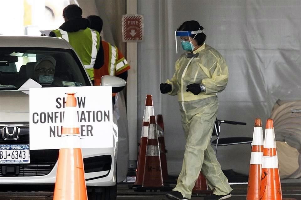 Personal sanitario en el estado de Nueva York realiza pruebas de Covid-19 en un puesto móvil.