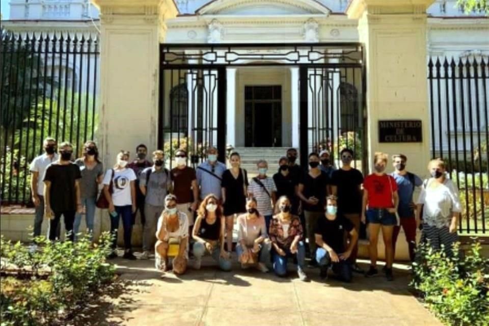 Personas afines al Movimiento San Isidro se congregaron afuera del Ministerio de Cultura cubano.
