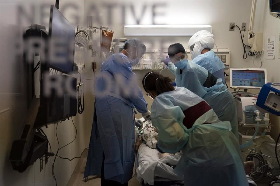 Las autoridades del condado más poblado de EU indicaron que se tenía que actuar 'con urgencia colectiva' para detener el aumento exponencial de contagios.