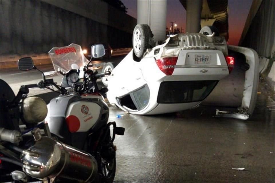 Alta velocidad y los charcos en el túnel han sido la mezcla perfecta para percances viales, como el ocurrido el 24 de noviembre. Pese a lo aparatoso, no hubo heridos.