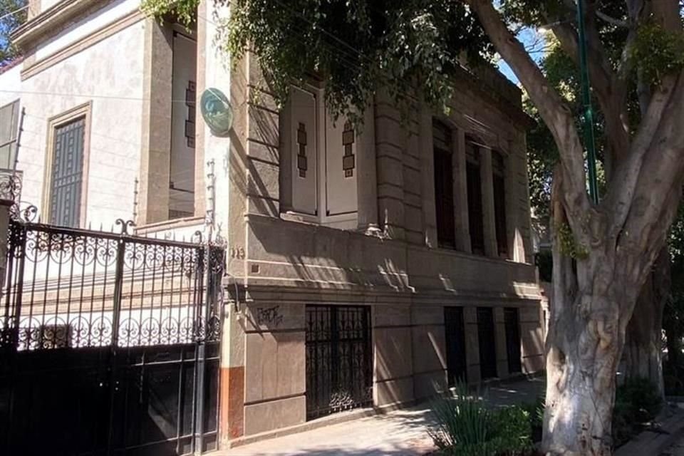 La casona se ubica en el número 113 de la Calle Versalles.