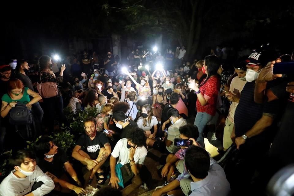 Unos 200 jóvenes artistas e intelectuales cubanos participaron en la protesta pacífica en apoyo a los huelguistas desalojados, frente al Ministerio de Cultura.