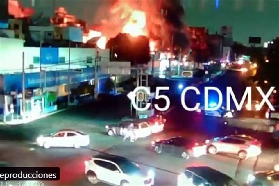 Vulcanos ya acudieron al lugar, en tanto que se reportan fallas en el suministro eléctrico en la zona.