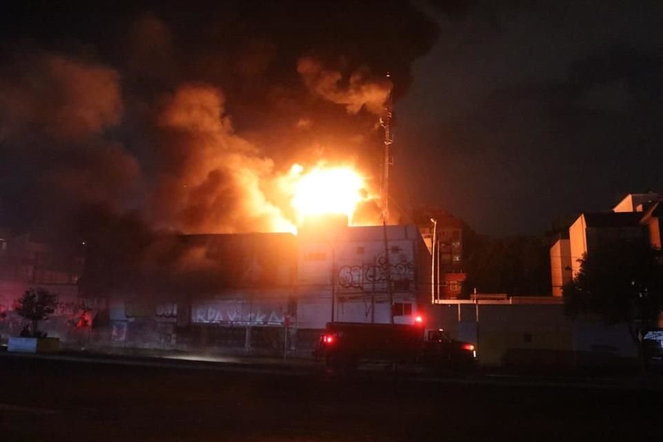El incendio se registró en una subestación de la CFE en Av. Universidad.