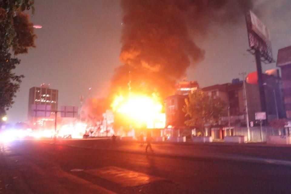 Vulcanos ya acudieron al lugar, en tanto que se reportan fallas en el suministro eléctrico en la zona.