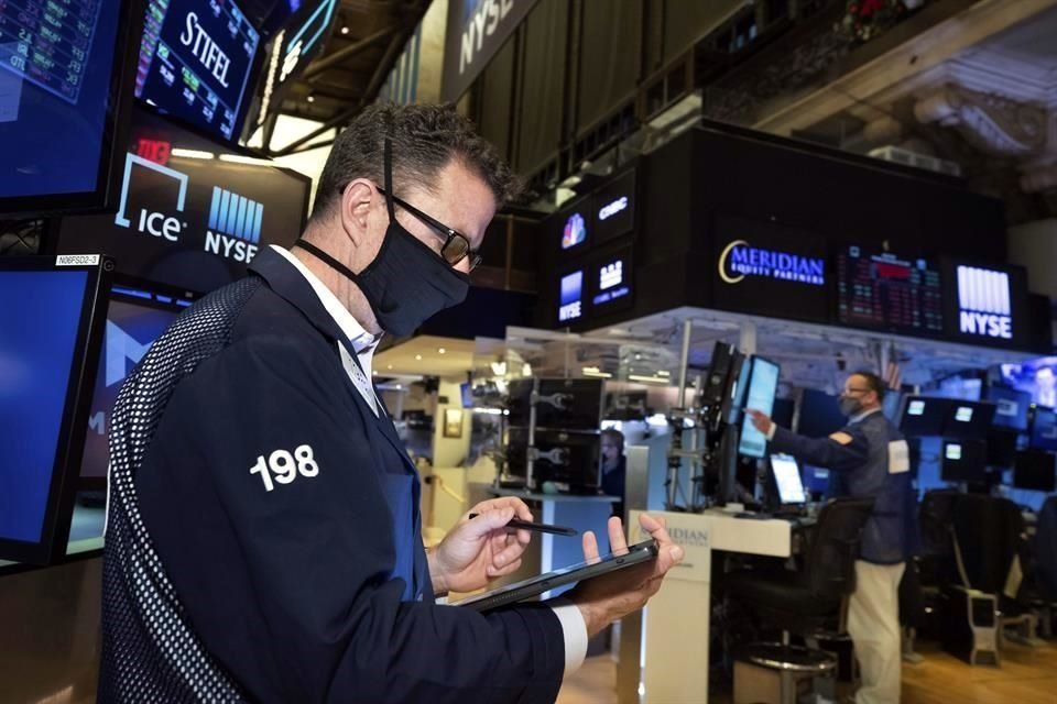 Wall Street abrió en verde este martes, con sus principales indicadores encaminados a batir nuevos récords tras despedir la víspera el mejor mes bursátil en tres décadas gracias a los avances en las vacunas antiCovid, que han sembrado la esperanza de una pronta vuelta a la normalidad. 
