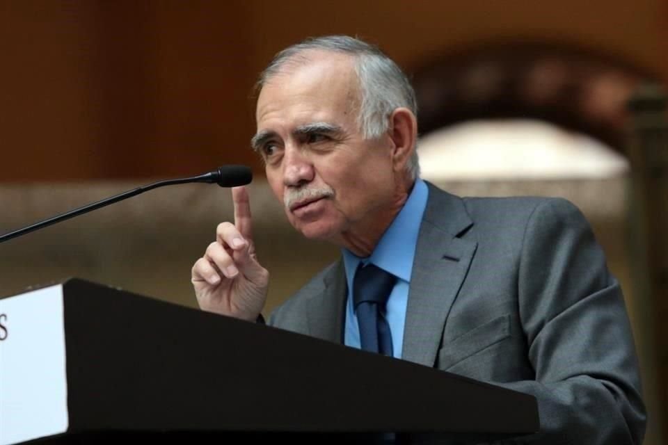 'No sólo es un patriota, sino sus negocios, desde mi punto de vista, son legales, honestos', dijo Monreal. 