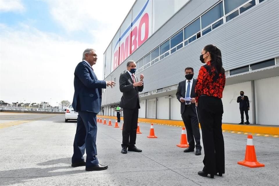 Andrés Manuel López Obrador y Claudia Sheinbaum en el nuevo Centro de Distribución de Bimbo.