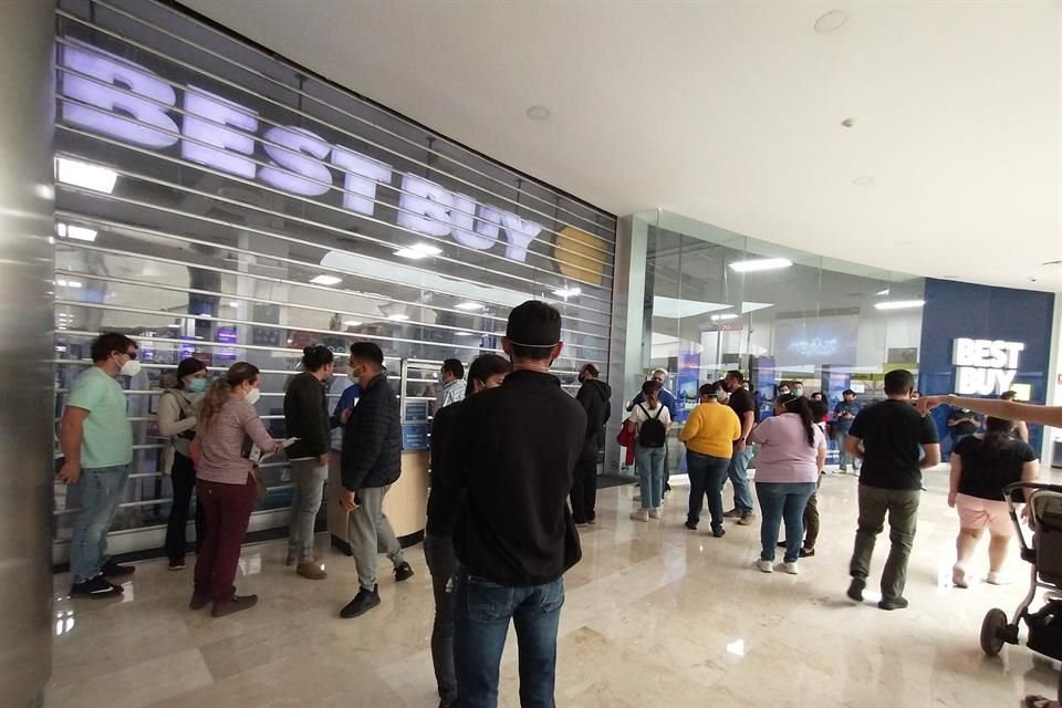 Laaargas filas para ingresar el Best Buy de Plaza Galerías.