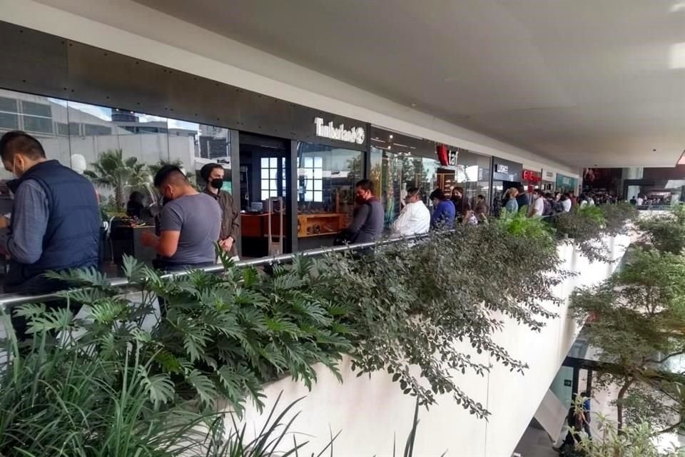 En Plaza Andares, el cierre fue alrededor de las 14:00 horas.