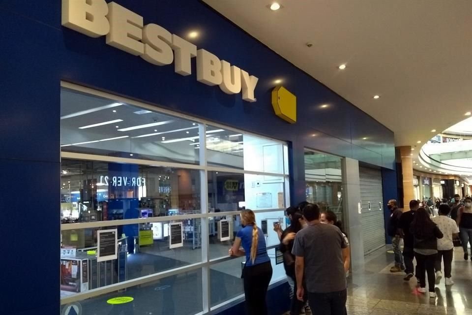 Las sucursales de la cadena en la ZMG, como en Plaza Forum (foto) lucieron abarrotadas este jueves, por lo que tuvieron que ser cerradas.