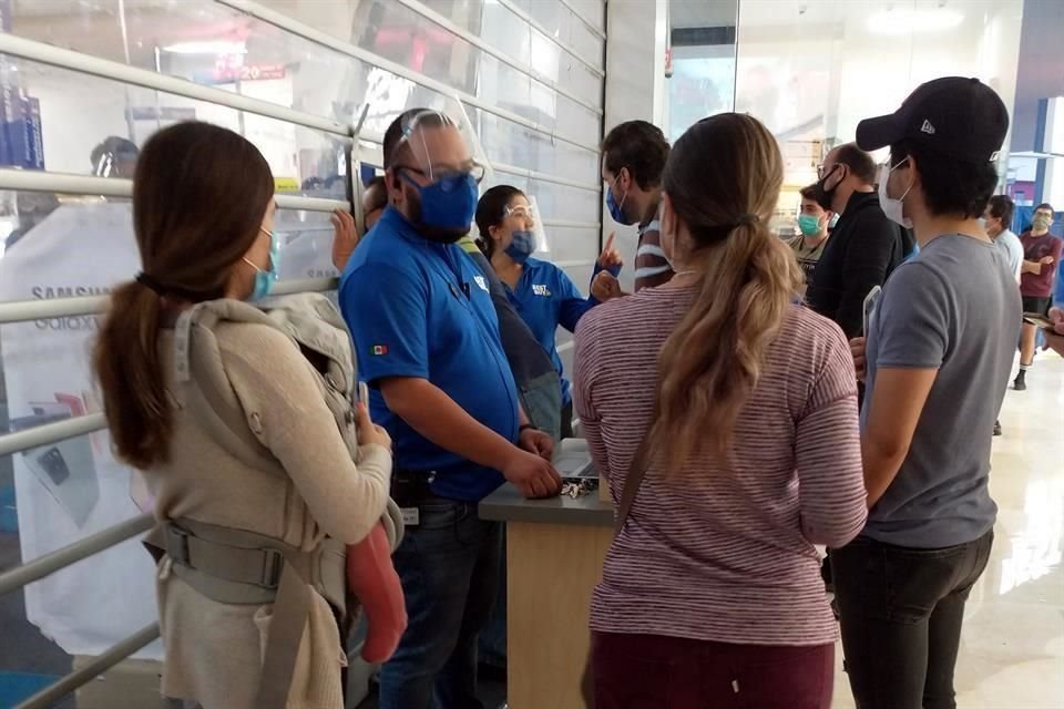 Decenas de clientes se quedaron con las ganas de ingresar.