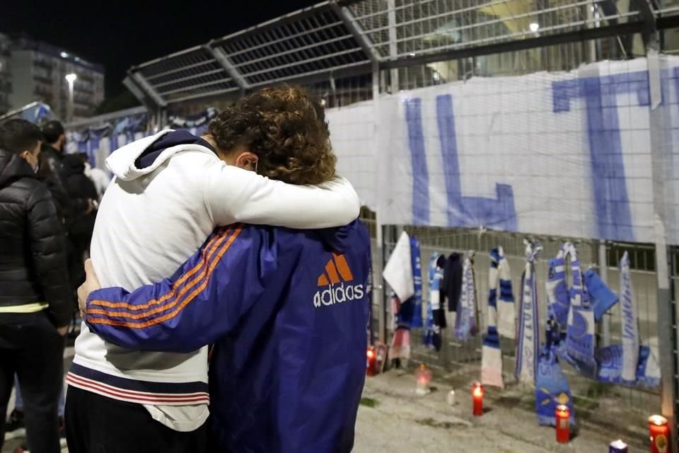 La afición del Nápoles recordó con cariño al fallecido ex jugador.