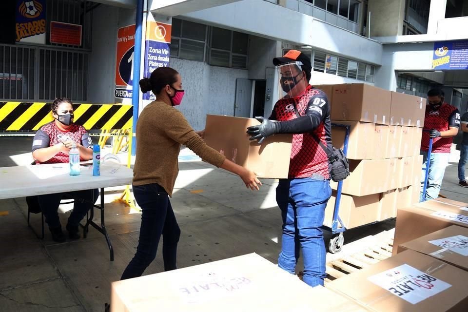 Empleados del Estadio Jalisco acudieron ete viernes por sus despensas.