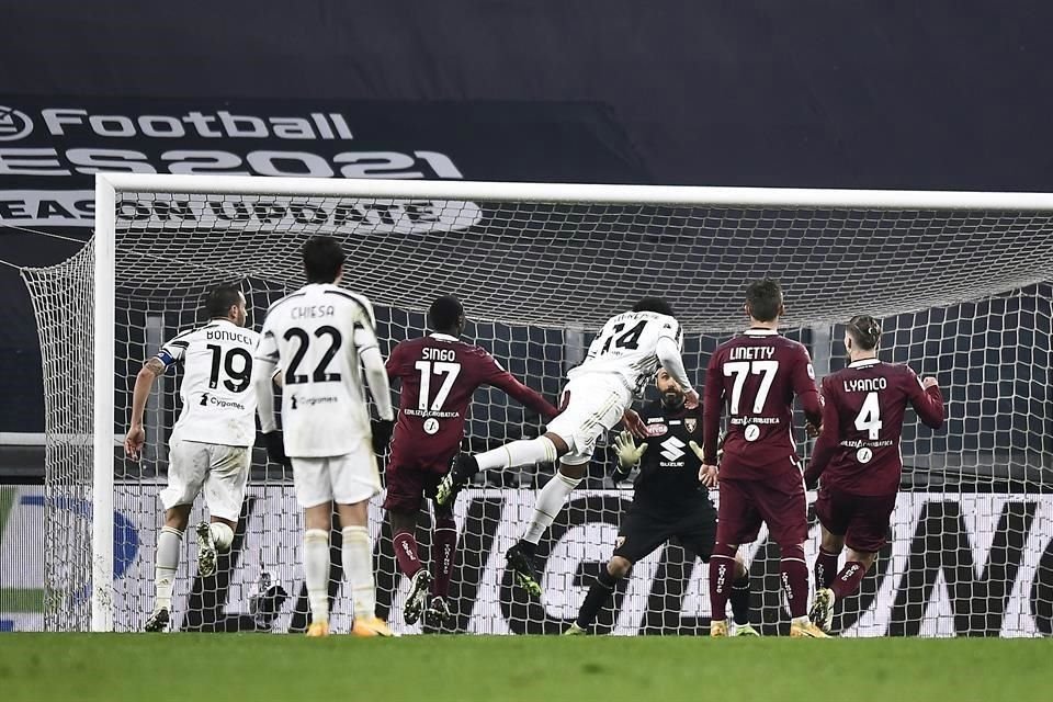 Cuadrado mandó dos centros precisos que fueron rematados en el área.