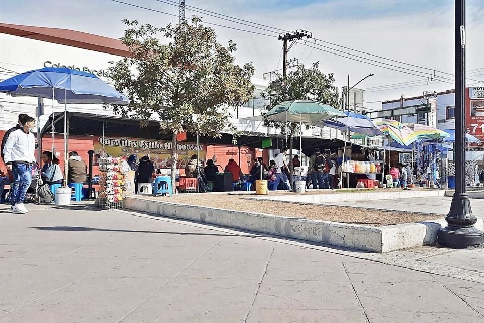 Puesteros se instalaron como cualquier otro día sobre la Avenida Juárez y en Colegio Civil (foto), con la complacencia de la autoridad.