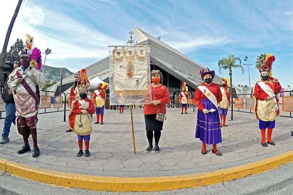 Miembros de la Danza Chichimeca Guadalupana, de la Danza Cerro de la Silla y de la colonia Independencia, llevan décadas rindiéndole homenaje a la Virgen.