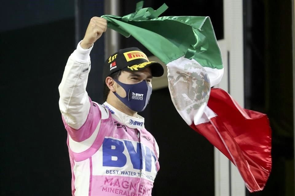 La bandera de México ondeó en lo alto.