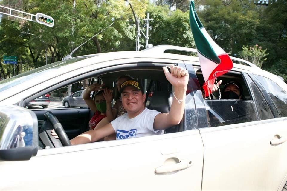 Los autos que pasan por ahí, también no dudan en unirse al festejo por el triunfo del mexicano.