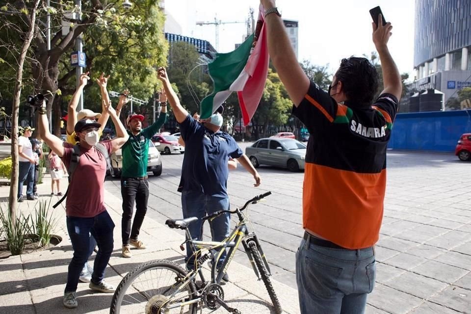 Aunque al principio fueron pocos los que vitoreaban la actuación del mexicano, depués se unieron más y lograron hacer de las suyas en el tradicional sitio de festejos.