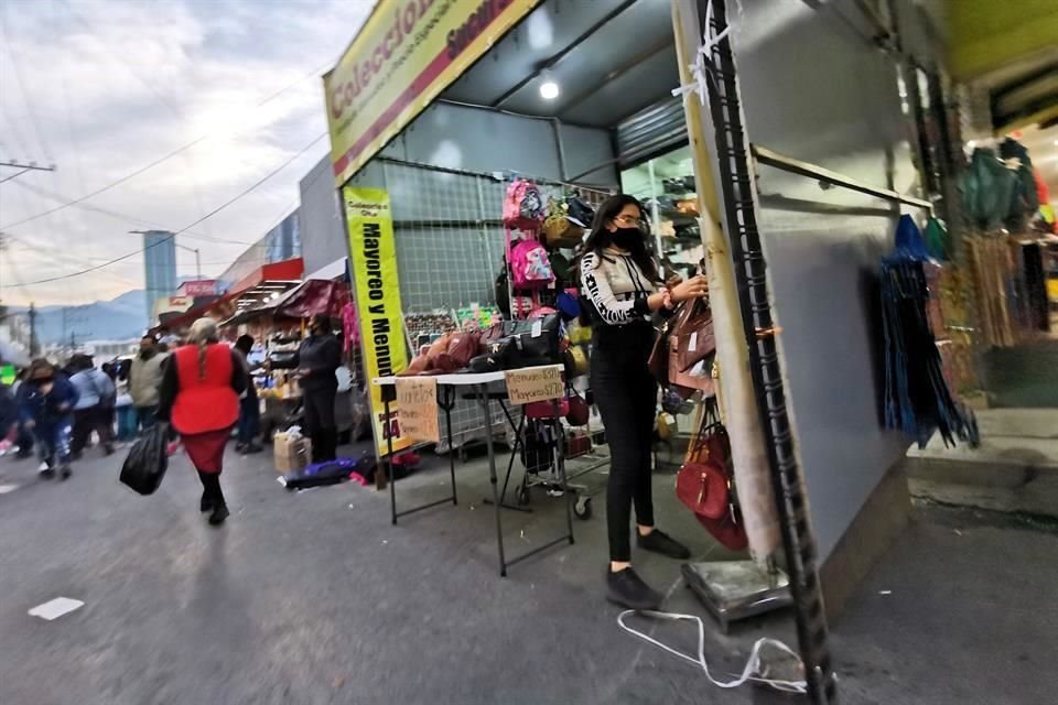 Durante el cierre obligatorio de comercios, los oferentes informales operaron sin restricciones.