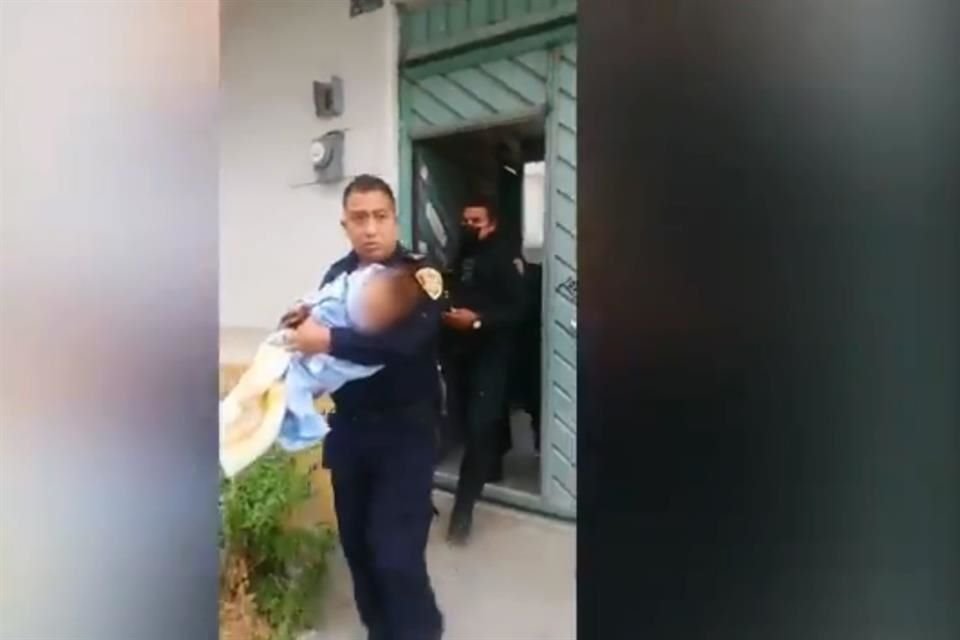 Ambos policías iniciaron a darle los primeros auxilios y luego lo voltearon para que expulsara el agua que había tragado.