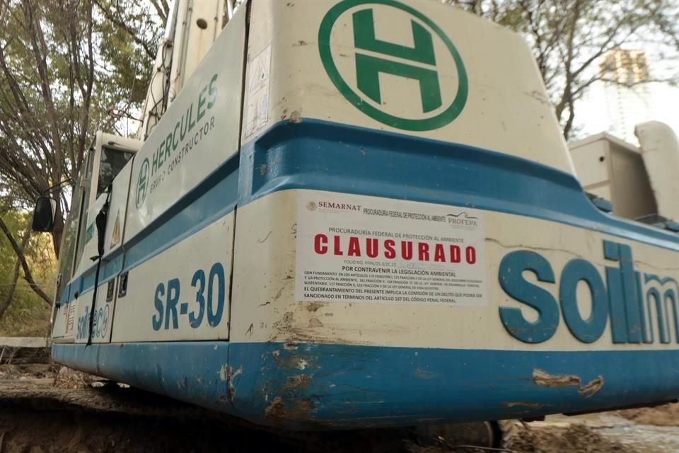 El sello de clausura fue colocado en una de las máquinas que laboran en las obras del Parque Central de la Colonia Fuentes del Valle.