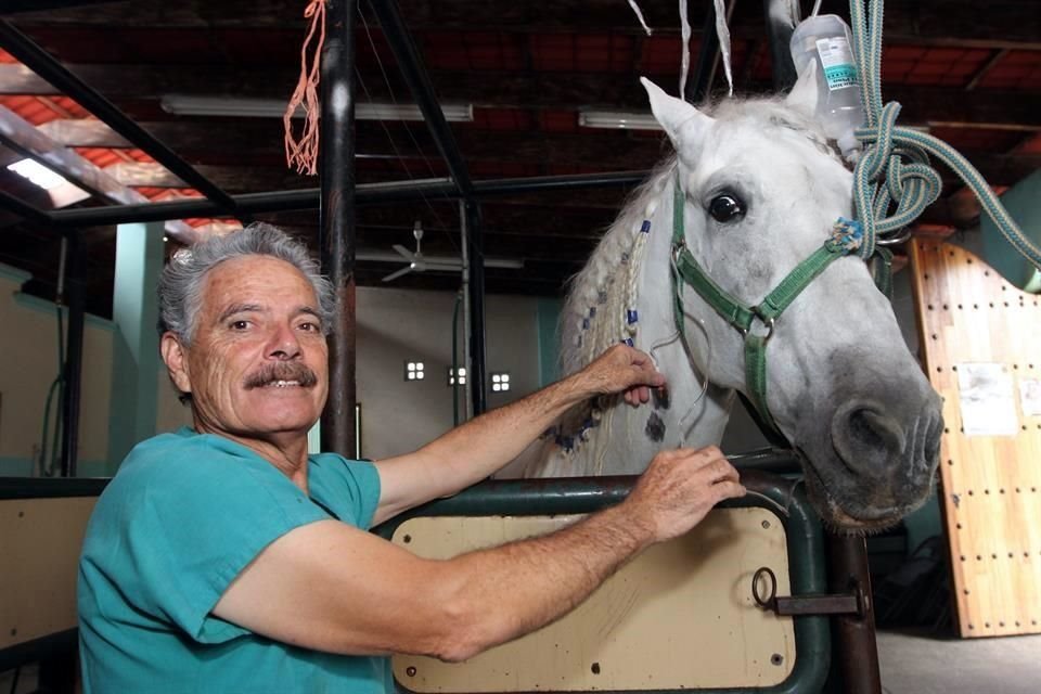 Rubén Anguiano Estrella, ganador del Premio Jalisco, en la categoría Humanística.