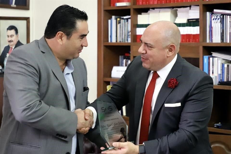 El Presidente del Poder Judicial, Ricardo Suro, y Anuar Gutiérrez, presidente de México SOS, en la entrega del reconocimiento.